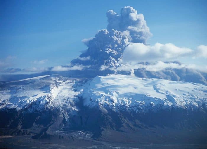 Photograph of the eruption from the summit of Eyjafjallajökull from the north looking to the south across the Gígjökull outlet glacier, its "missing" proglacial (ice-margin) lake caused by the jökulhlaup that filled in the lake. Photo: Oddur Sigurðsson, Iceland Meteorological Office. Public domain.