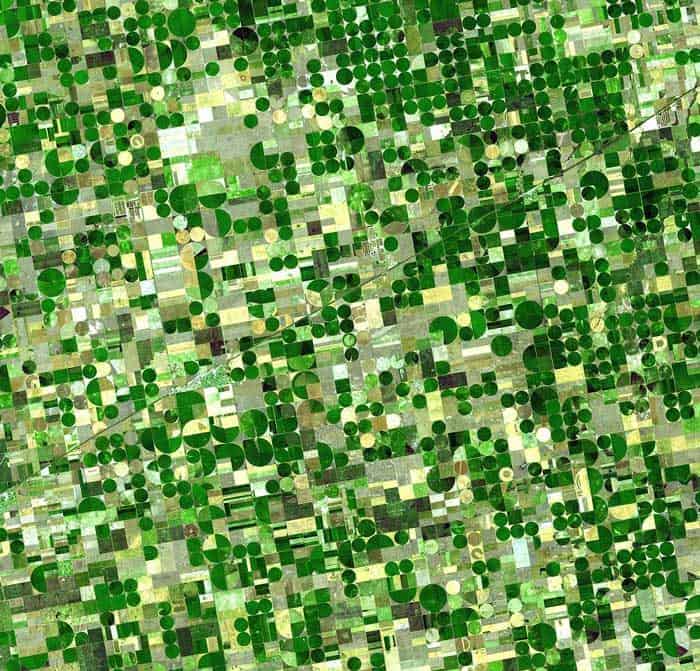 Satellite image of crops in southeast Kansas captured by Advanced Spaceborne Thermal Emission and Reflection Radiometer (ASTER) . Image: NASA, 2001.