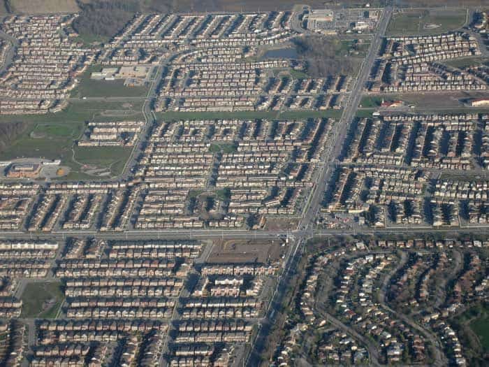 Urban sprawl in Milton, Ontario, Canada. Photo: Suburban developments in Milton, Ontario by SimonP, under license CC BY-SA 3.0, MediaWiki Commons, 2009.