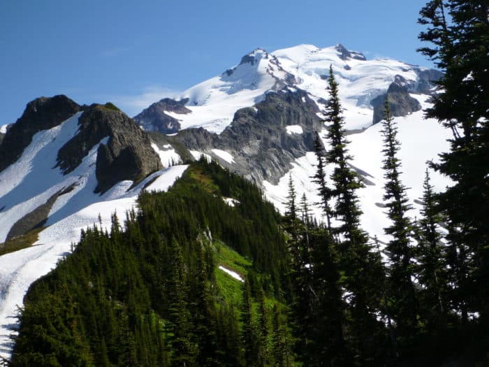 Exposed rock ridges are thick Pleistocene lava flows that were confined between large glaciers. Glacier Peak, Washington, view north. Photo: Heather Bleick, USGS Public domain.