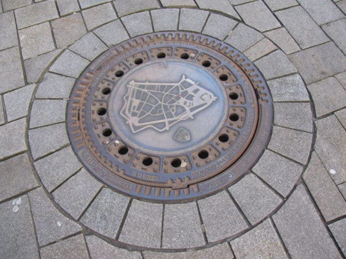 Manhole cover with a plan of old town part of Oldenburg, Germany. Photo: Anaconda74, Public domain