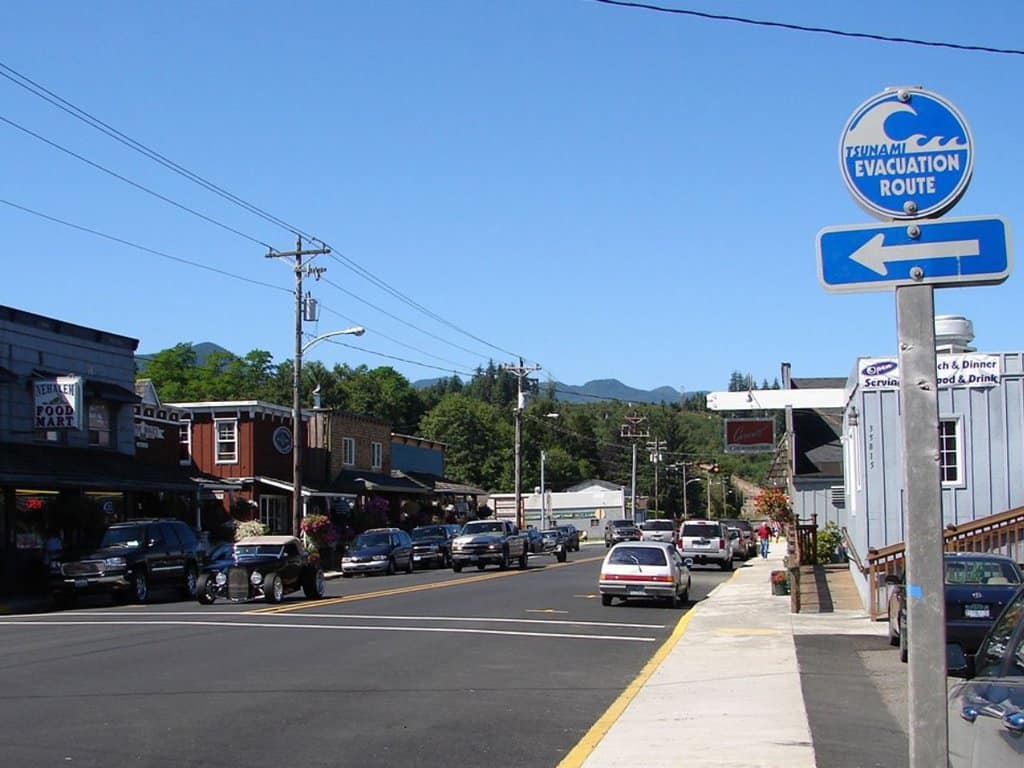 A picture of a town with a tsunami route sign in blue.
