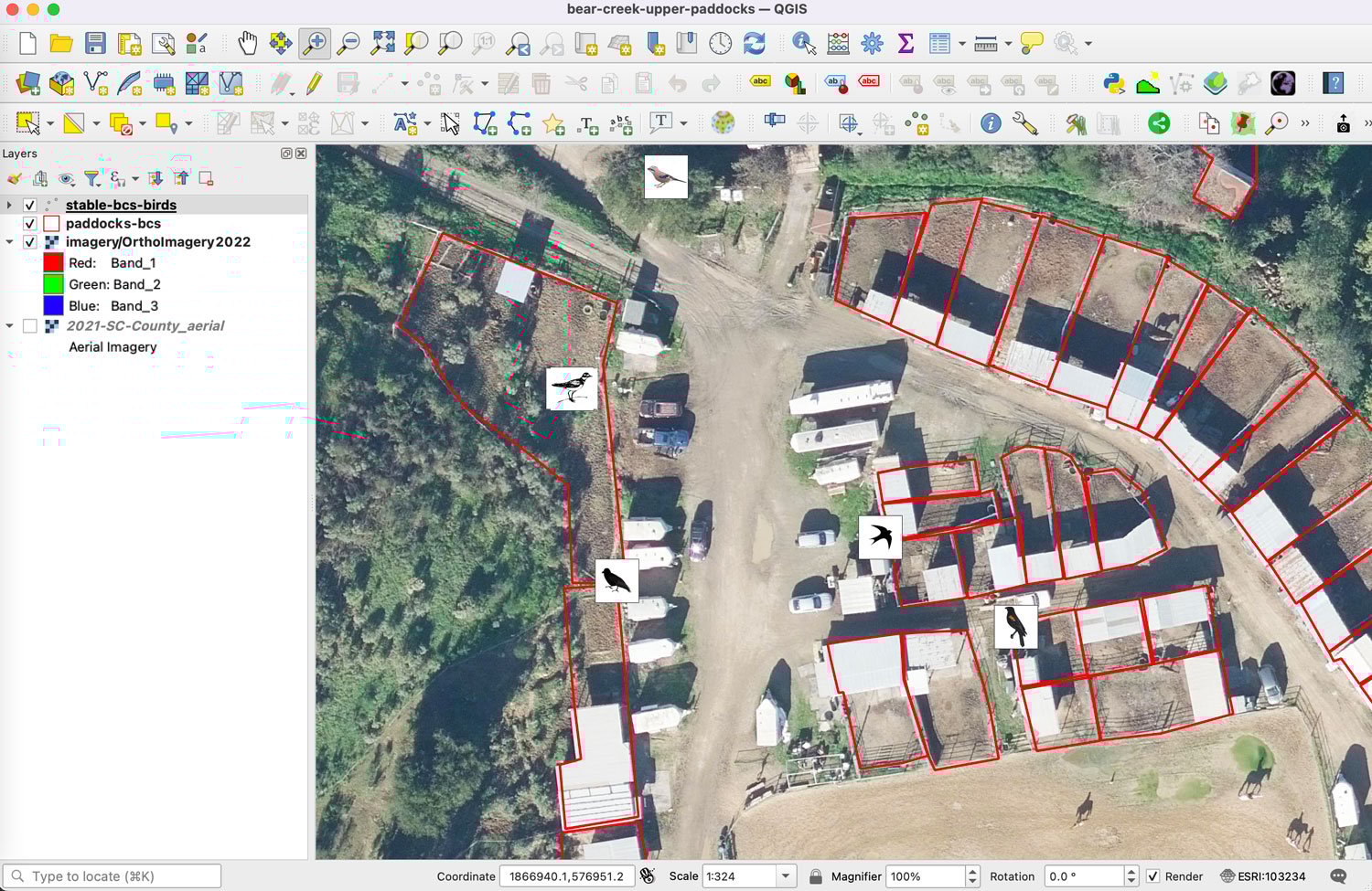 Screenshot showing a map view of a stable with aerials and point locations of photos symbolized with bird icons.